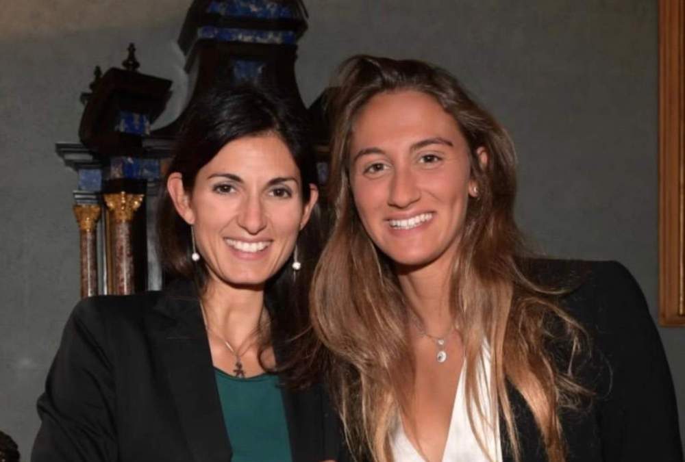 La Sindaca Raggi premia in Campidoglio Simona Quadarella, oro ai Mondiali di nuoto 2019. La prima cittadina: “Esempio positivo e vincente per i giovani, testimonianza di determinazione e umiltà”