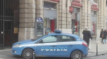 Verona. Aggredisce la moglie con un coltello davanti al figlio minorenne: Arrestato dalla polizia uomo trentatreenne