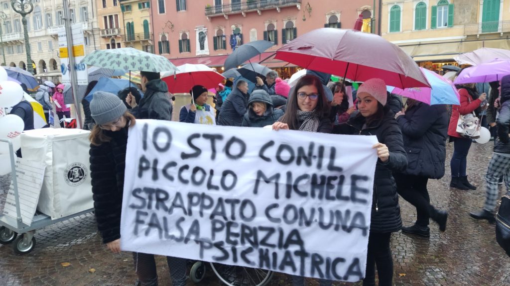 In piazza per i 3 bambini veronesi