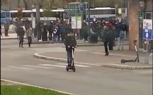VIDEO – I ragazzi che sfrecciano con i monopattini in stazione Porta Nuova, poi multati