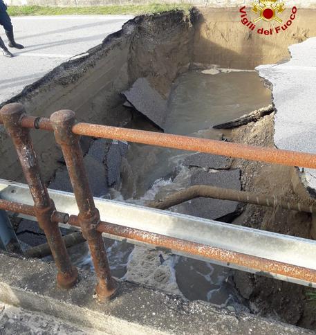 Voragine inghiotte strada Cavallino