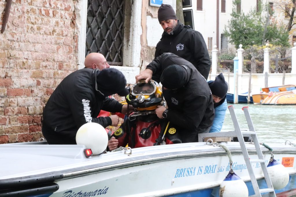 Settima uscita sperimentale per i gondolieri sub: recuperati pneumatici, bottiglie, un lavandino, una caldaia, cavalletti e fusti di birra. Il consigliere Giusto: “I comportamenti sbagliati vanno corretti per il bene di tutta la comunità”