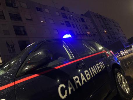 Rubano auto con bimbo a bordo, arrestati