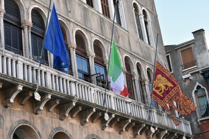La Giunta approva nuovi concorsi per altre 191 nuove assunzioni. Con quelli in corso, entro fine anno, oltre 250 nuovi giovani entreranno in Comune. Il sindaco Brugnaro: “Grazie all’efficientamento riusciamo a investire sui giovani”