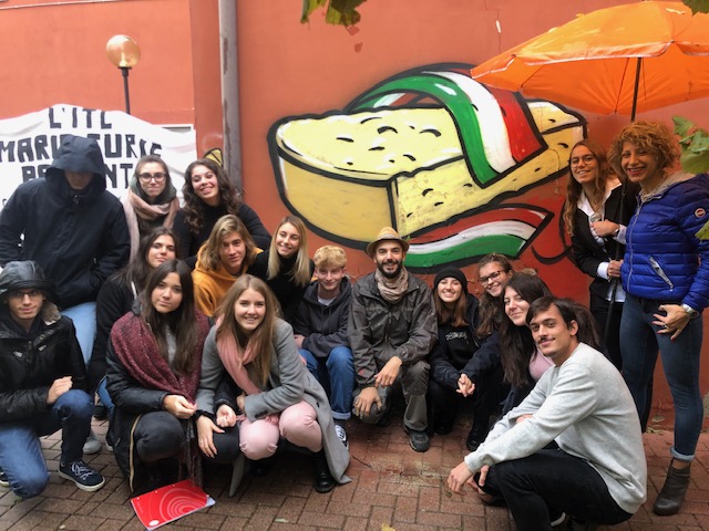 Neanche la scuola è immune dall’ondata neo nazi-fascista. All’ITC “Marie Curie” di Bussolengo buona parte dei simboli coperti con della vernice dagli studenti