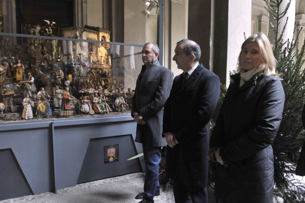 Natale. Sala e De Magistris accendono il presepe a Palazzo Marino