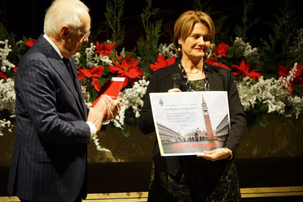 L’incasso del Concerto di Capodanno all’Accademico di Castelfranco Veneto devoluto alla Città di Venezia dopo l’acqua alta del 12 novembre. In rappresentanza dell’Amministrazione comunale la vicepresidente della Commissione cultura Onisto