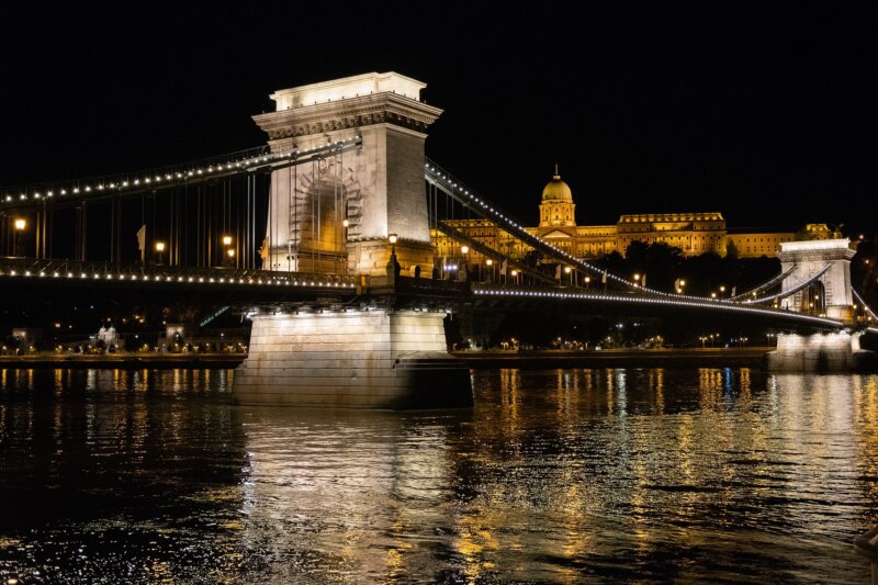 La prima Tappa del Giro d’Italia impreziosita dal passaggio sul Ponte delle Catene di Budapest