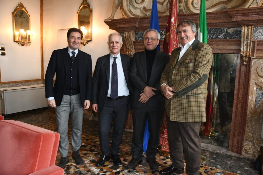 Mentana e Fontana consegnano al sindaco Brugnaro un assegno di 900mila euro: la solidarietà di tante persone per la città di Venezia