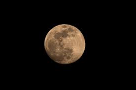 Stasera in cielo splenderà la Superluna, sarà più grande e luminosa del normale