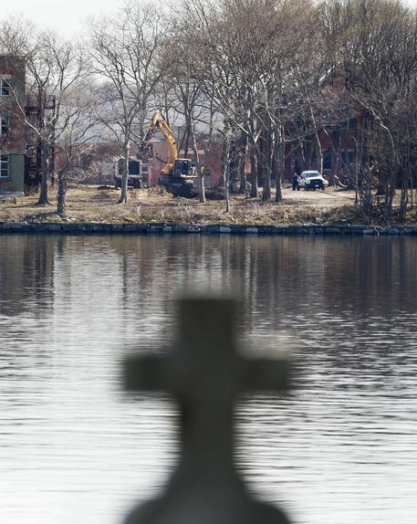Oltre 95mila morti nel mondo. New York scava fosse comuni