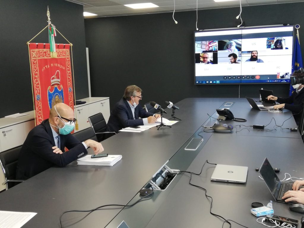 Acqua alta, firmata l’ordinanza con le modalità di erogazione dei risarcimenti per privati e aziende. Brugnaro: “Per la prima volta in Italia la liquidazione potrà avvenire per stralci. Per chi ha concluso l’iter soldi in conto già la prossima settimana”