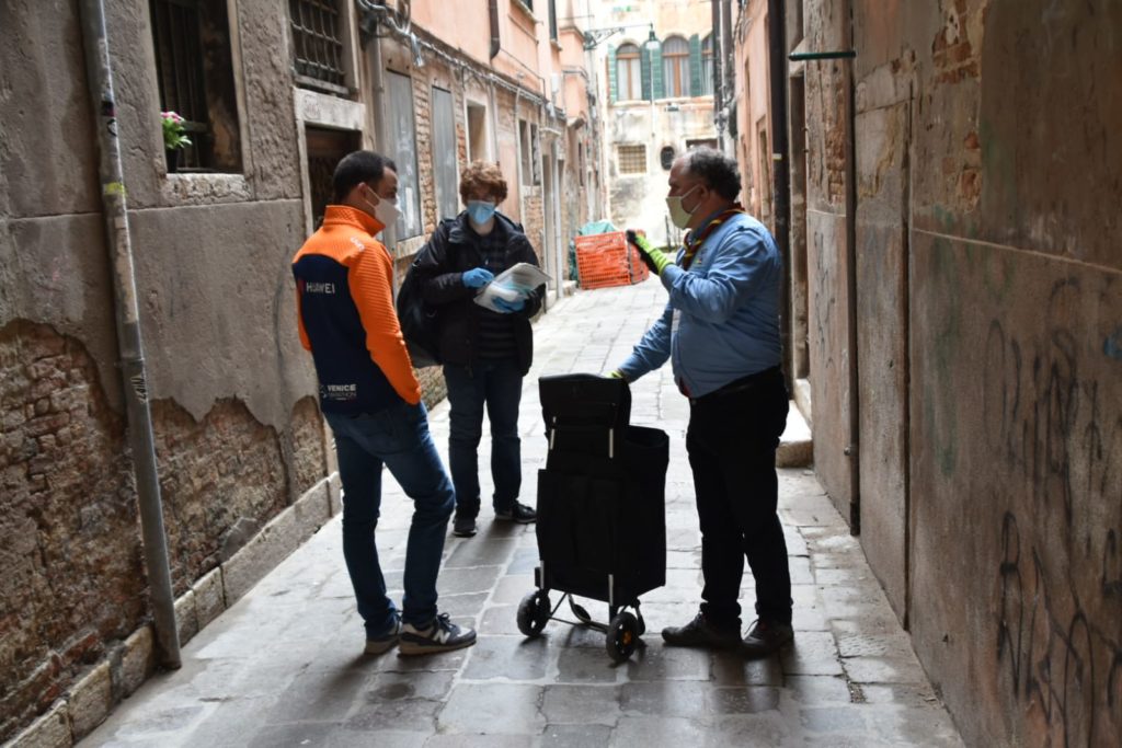 Coronavirus, prosegue la consegna delle mascherine acquistate dal Comune. L’assessore Venturini: “Lavoro di squadra che ci ha permesso di raggiungere già la metà del territorio”