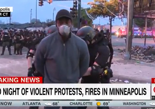 Minneapolis, arrestato in diretta giornalista della Cnn