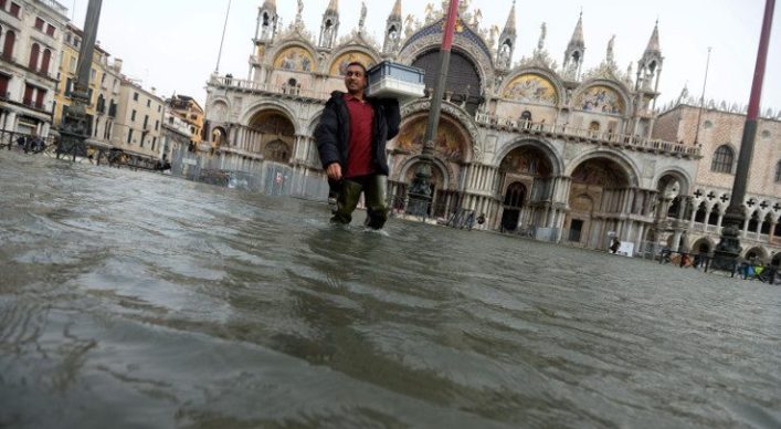 Acqua alta, firmato il quarto decreto per i risarcimenti. Brugnaro: “Ad oggi 1.020 soggetti possono contare sul contributo. Già corrisposti più di 5 milioni di euro, un’iniezione di liquidità in un momento difficile”