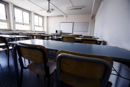 Azzolina: lezioni metà a scuola e metà a casa