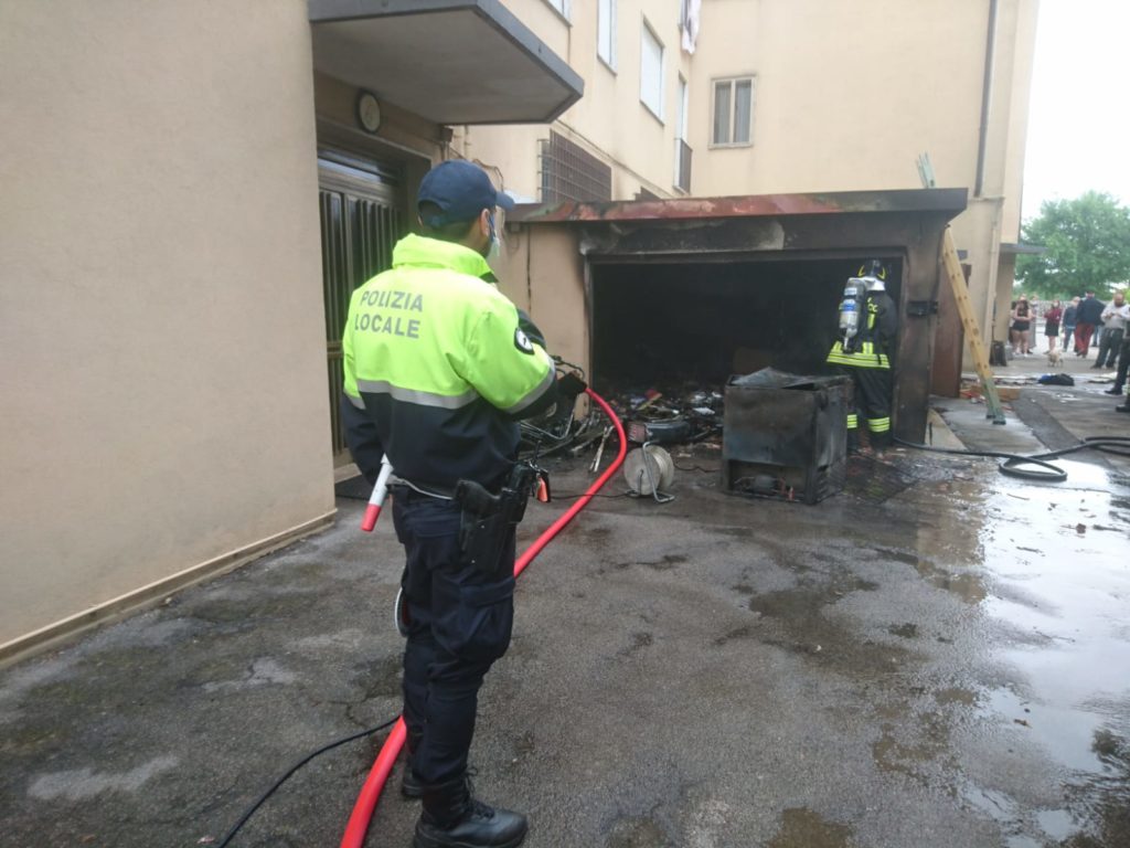 Garage in fiamme a Marghera, intervento della Polizia locale e dei Vigili del Fuoco