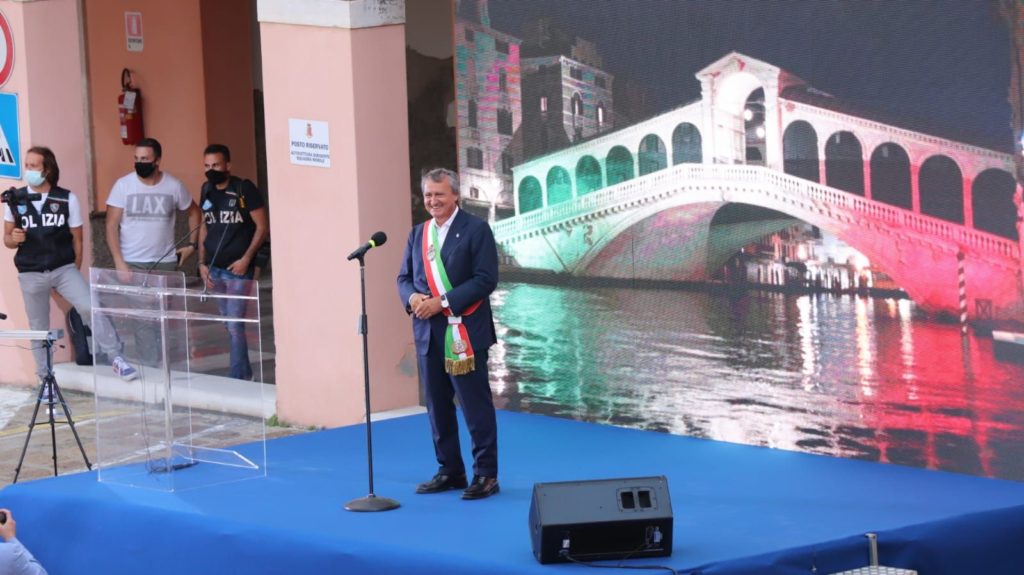 Nel chiostro della Questura di Venezia la cerimonia “Polizia di Stato e personale Aulss 3 in campo contro il Covid-19”. Il sindaco Brugnaro: “Grazie di cuore per ciò che avete fatto, continuiamo ad affrontare i problemi insieme”