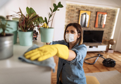 Nel lockdown più tempo per faccende domestiche ma il gap uomo-donna resta