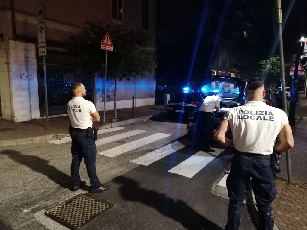 Polizia locale: sequestri di droga e daspo urbani nei controlli della “movida” notturna. Attività congiunta con i Carabinieri in zone strategiche della città