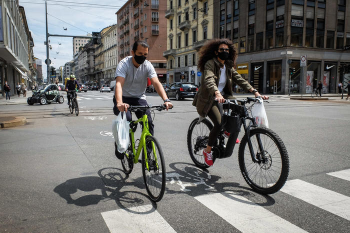In Lombardia il 72% dei casi. Da oggi le nuove riaperture