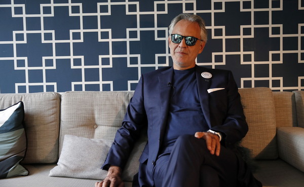 Bocelli shock: “Non conosco nessuno finito in rianimazione, il virus non è mai esistito”. Bufera social