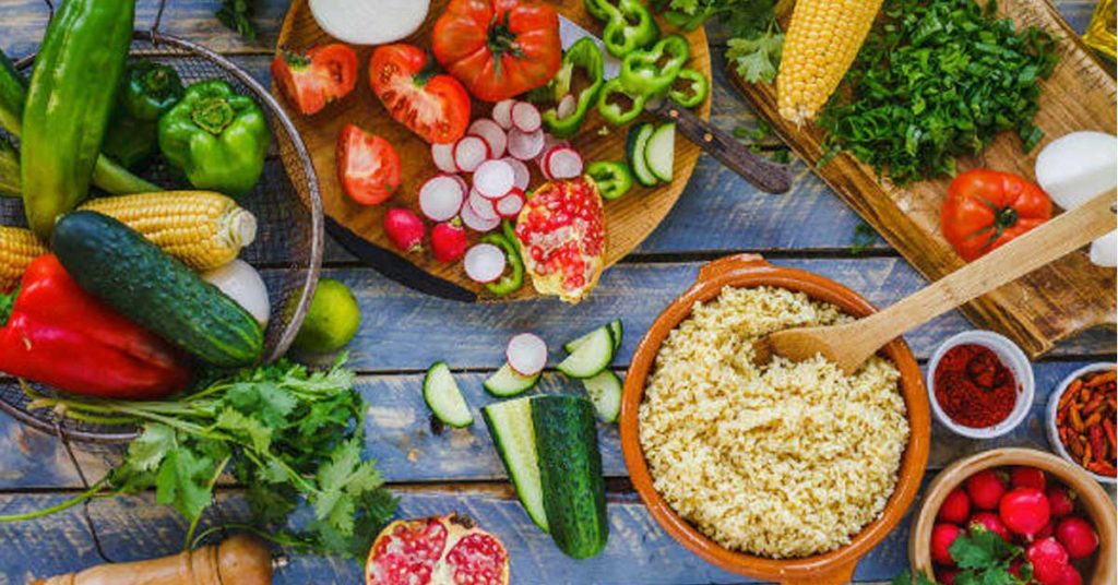 Alimentazione in estate: cosa mangiare e cosa evitare nella stagione calda