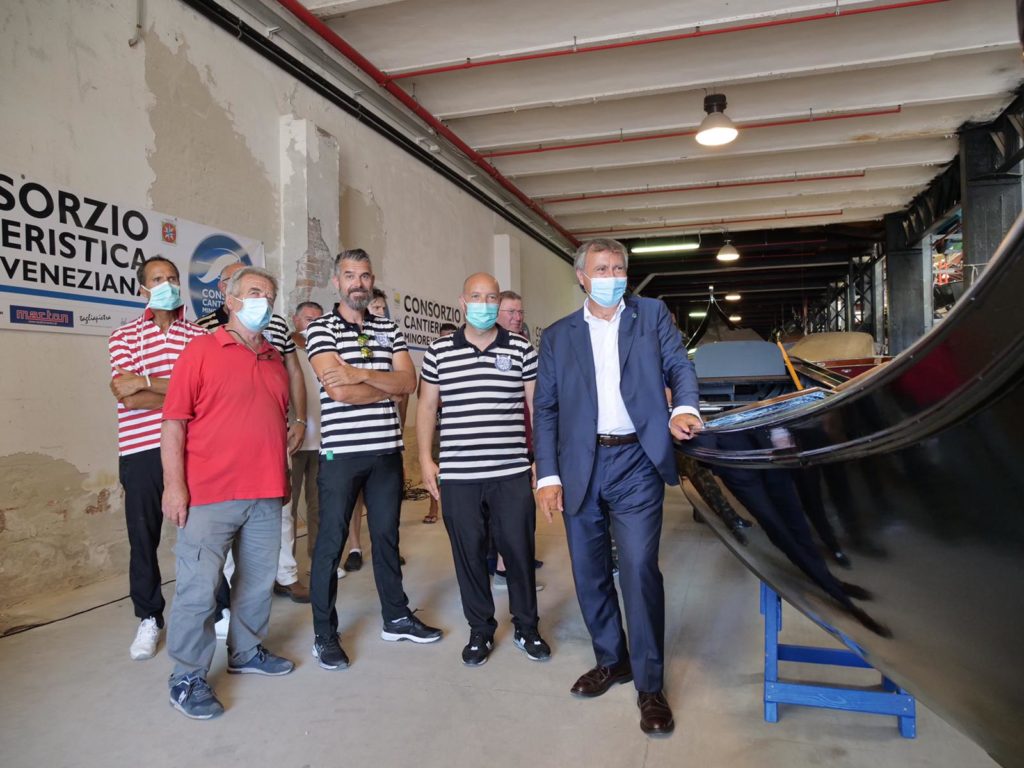 Una nuova gondola “da parada” per la città varata alla Giudecca. Il sindaco Brugnaro: “Sosteniamo il sistema dei traghetti, esempio reale di economia green”