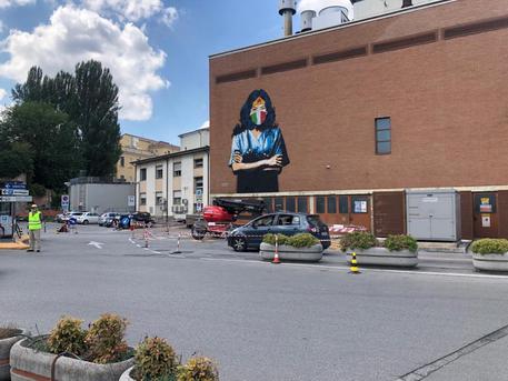 Coronavirus: Padova, murales Wonder Woman in ospedale