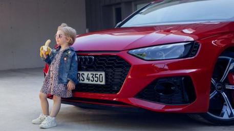 Critiche a spot Audi con bimba e banana, ritirato