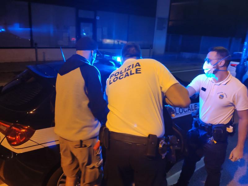 Evade dai domiciliari per comprare eroina: 23enne arrestata dalla Polizia locale
