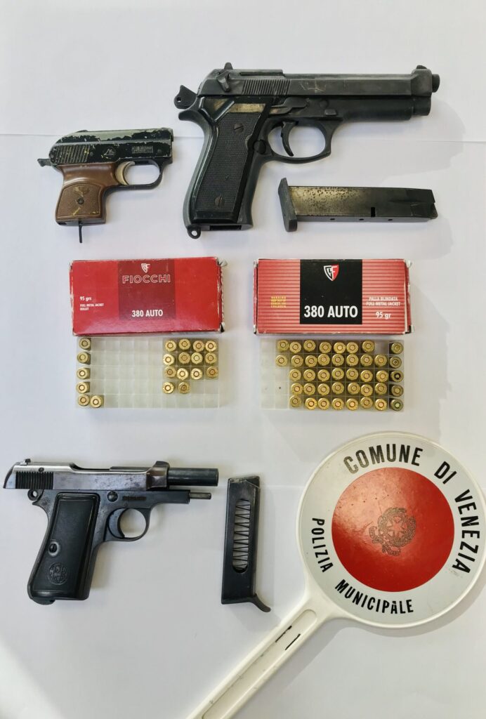Deteneva pistola con matricola abrasa, la Polizia locale arresta un trentaseienne di Mestre