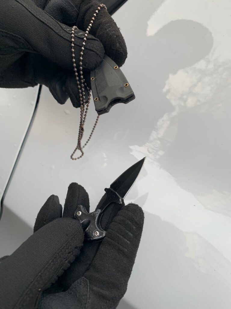 Polizia locale: tunisino denunciato per un coltello occultato all’interno di una collana
