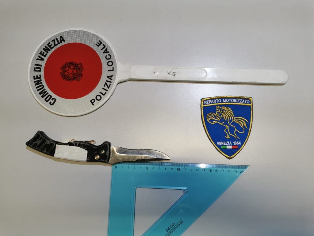 Non si ferma all’alt della Polizia locale, inseguito e bloccato. In auto aveva un coltello a serramanico: denuncia e ritiro della patente