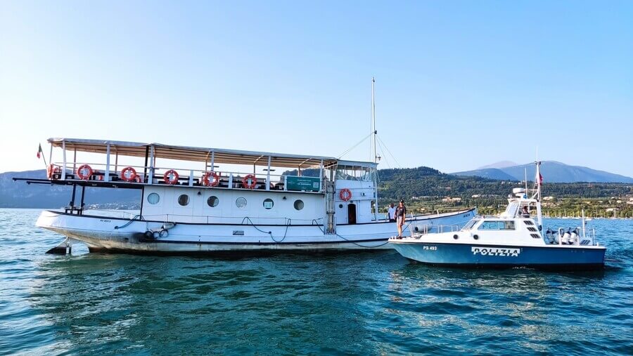 Lago di Garda: nave da diporto in avaria con 56 persone a bordo. Intervengono Polizia di Stato, Guardia Costiera e Vigili del fuoco