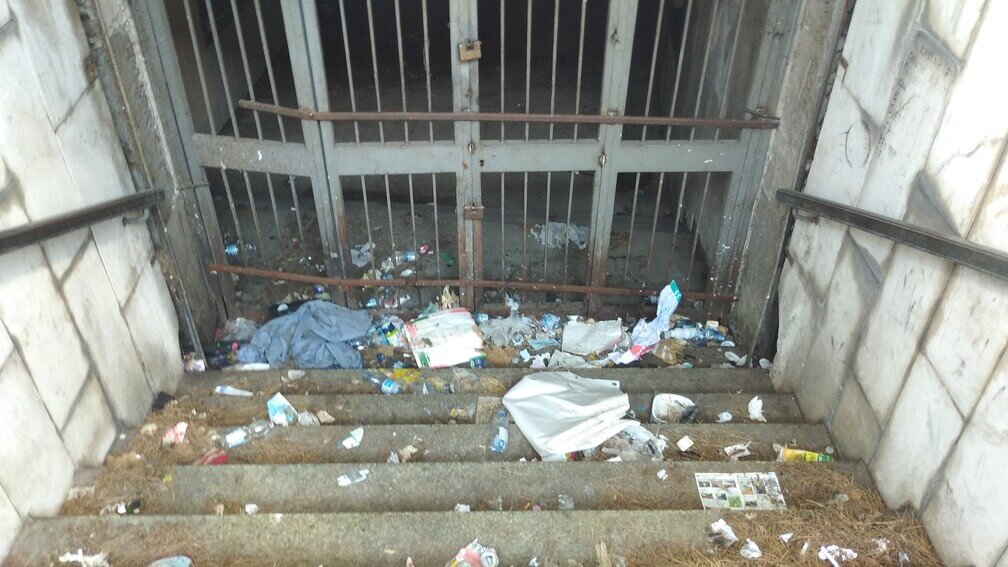 L’Altra Verona… La scalinata d’un sottopassaggio (chiuso) di Porta Vescovo appestata da ammorbanti sozzure
