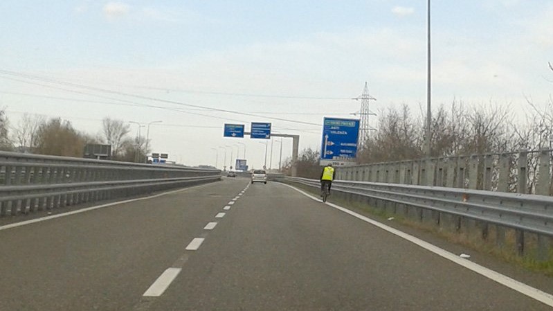 Verona. 81enne bresciano in tenuta da corsa entra in bici in tangenziale, multato per 42 euro