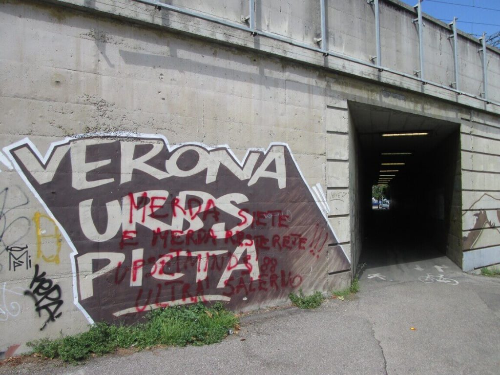 L’Altra Verona… Sottopassaggi ferroviari presi di mira. Mura e murales vilipesi dai vandali