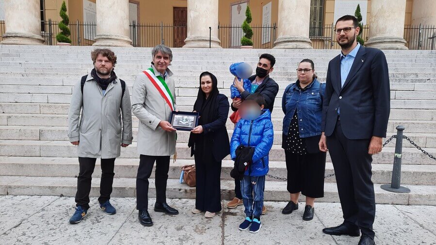 Minacciata dai talebani trova la salvezza a Verona. Sindaco: “Orgogliosi di essere parte di questa vicenda a lieto fine”