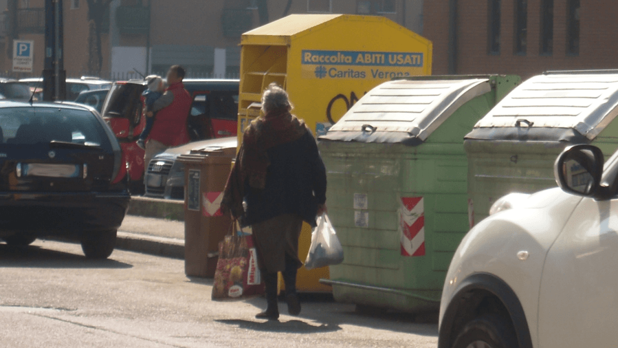 Visto da vicino. Un toccante episodio: di silenzioso bisogno e di grande decoro di un’anziana. In cerca di qualcosa a lei utile rovistando in cassonetti e cestini dei rifiuti