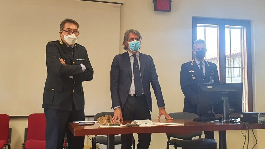Fermato sull’autobus a Verona il corriere della droga, un veronese con tre etti di hashish