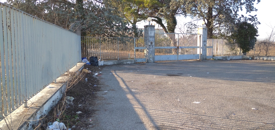 L’Altra Verona… Sporcizia davanti all’ex seminario vescovile minore