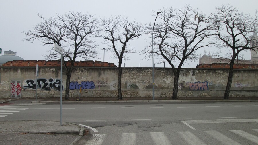 L’Altra Verona… Il vecchio muro della vergogna in viale dell’Agricoltura