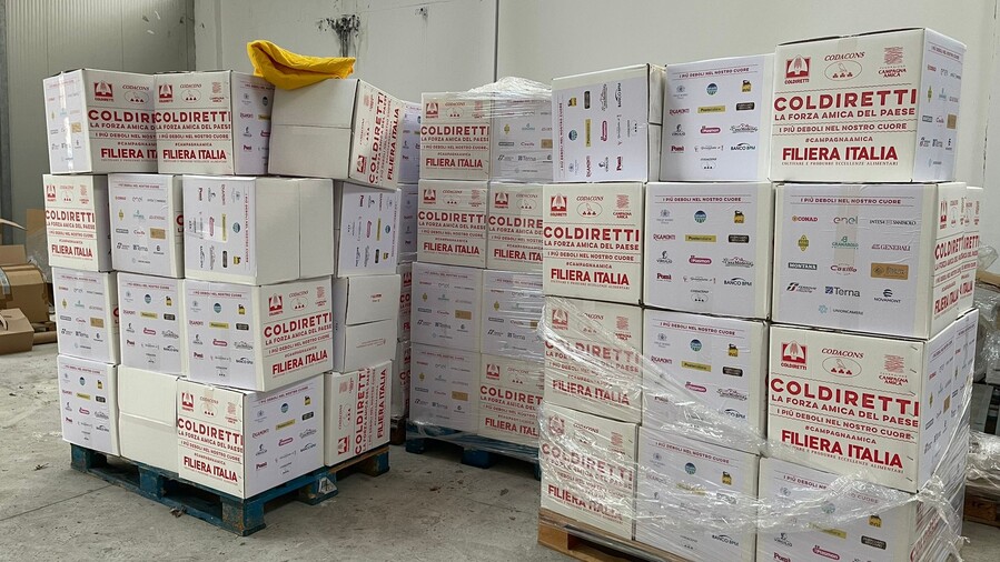 Coldiretti Verona consegna 100 pacchi alimentari alle famiglie in difficoltà