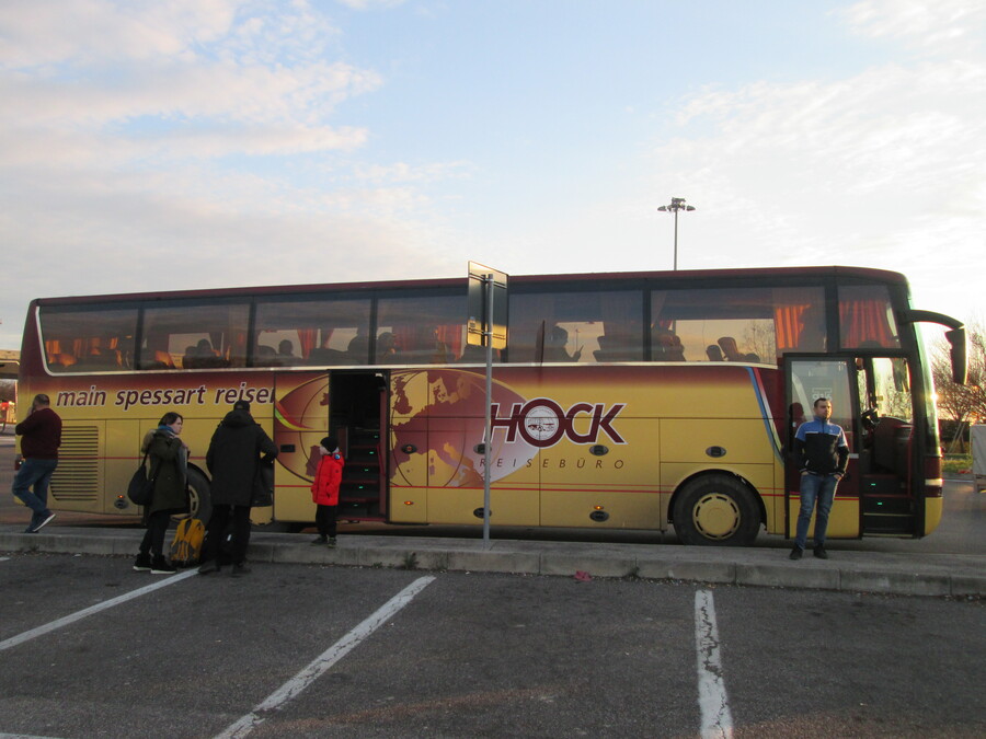 ESCLUSIVO: In sosta a Verona Nord il “pullman dei miracoli” con donne e figli in salvo dall’Ucraina in guerra