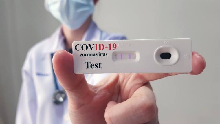 Quasi raddoppiato il tasso di positività dei tamponi rapidi nelle farmacie veronesi