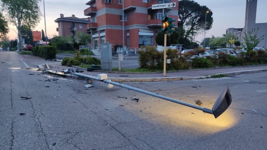 Quattro incidenti in poche ore nel fine settimana. 3 motociclisti investiti, un semaforo e un lampione abbattuti