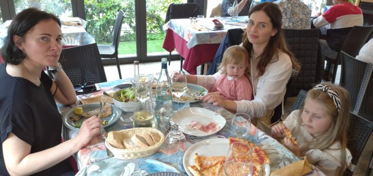 Rientrate a Ternopil’, in Ucraina, Anna e le sue bambine Milana e Sofya